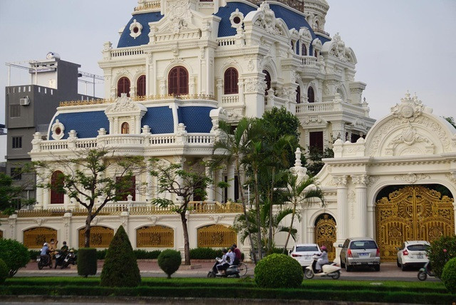 Trong số đó phải kể đến tòa lâu đài nguy nga được xây dựng trên lô đất hai mặt tiền, rộng 2.300m2, với mặt tiền dài, nằm trên đường Lê Hồng Phong (quận Hải An, TP Hải Phòng). Ảnh: Vietnamnet.