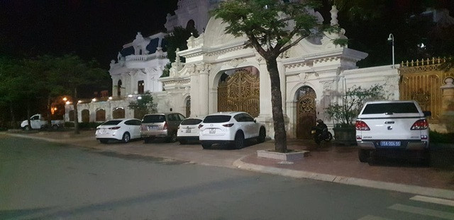 Toà lâu đài được thiết kế theo phong cách châu Âu, với cổng chính đồ sộ và nội thất nguy nga, lộng lẫy với hệ thống camera an ninh hiện đại. Ảnh: Vietnamnet.