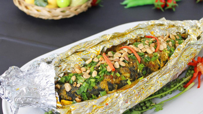 Với cùng một loại thực phẩm nhưng nếu đựng trong giấy bạc sẽ trông sang trọng và hấp dẫn hơn bọc trong nilon. Hiểu rõ tâm lý của khách, nhà hàng luôn trang trí các món ăn vừa đẹp vừa nghệ thuật.