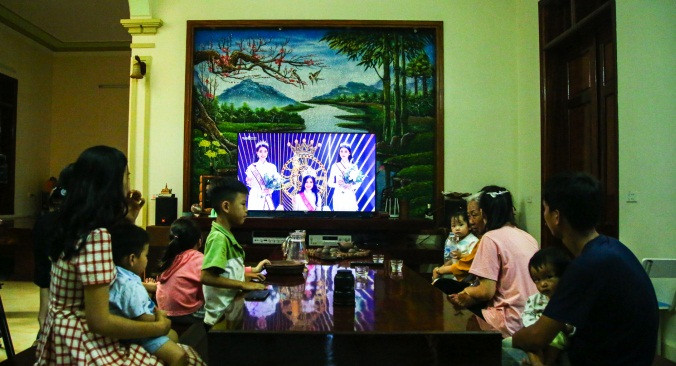 Bàn nước cũng bằng gỗ nguyên khối. Ảnh: Công luận.