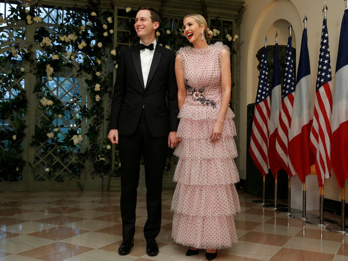 Trong sự kiện vinh danh Tổng thống Pháp Emmanuel Macron hồi tháng 4/2018, Ivanka chọn một bộ váy áo cầu kỳ của nhãn hiệu thời trang Rodarte có trị giá 12.888 USD (gần 300 triệu đồng).