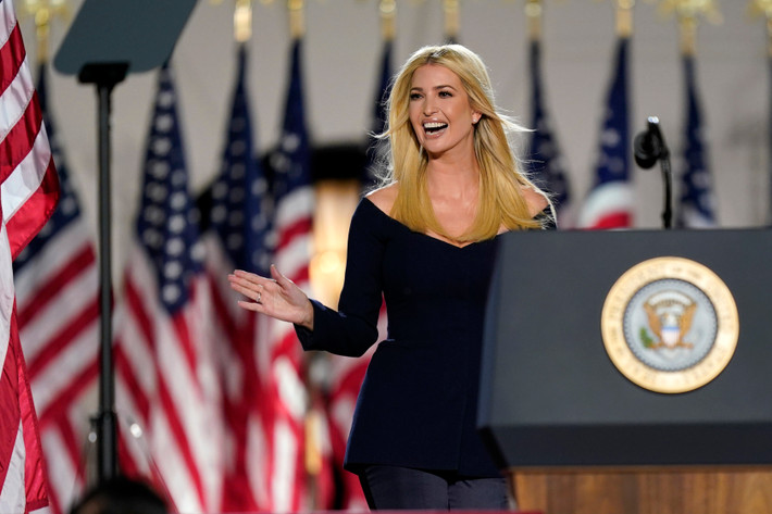 Ái nữ nhà Tổng thống Trump không chỉ được biết đến với khả năng chính trị, sự tự tin cùng bản lĩnh mà còn thu hút sự chú ý bởi phong cách thời trang với những bộ cánh đẳng cấp.
