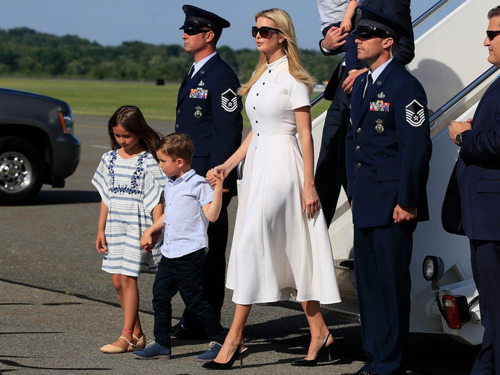 Chiếc váy trắng đơn giản với hàng khuy đen của Ivanka do Emilia Wickstead thiết kế có giá 2.110 USD (gần 50 triệu đồng).