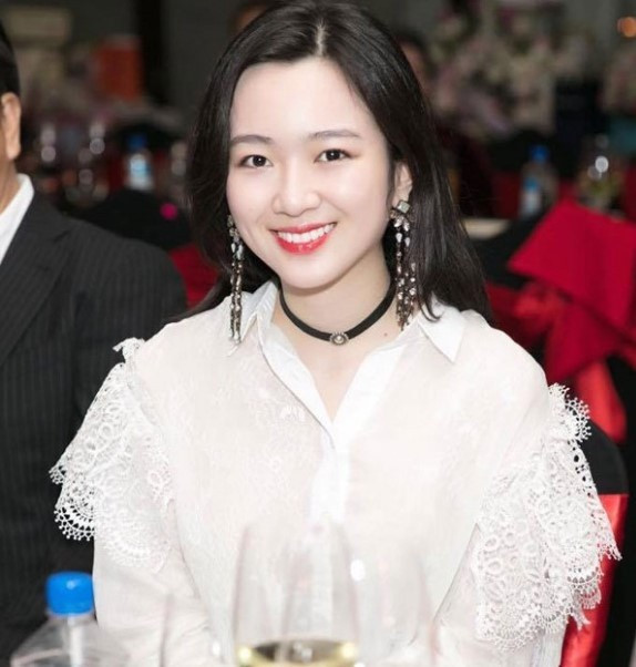 Anh Sa sinh năm 1994, là con gái cưng của đại gia bất động sản Đỗ Anh Dũng và Hoa hậu Đền Hùng Giáng My. Anh Sa có vẻ đẹp trong sáng, tươi tắn, rất giống với người mẹ nổi tiếng của mình. Ảnh: Internet