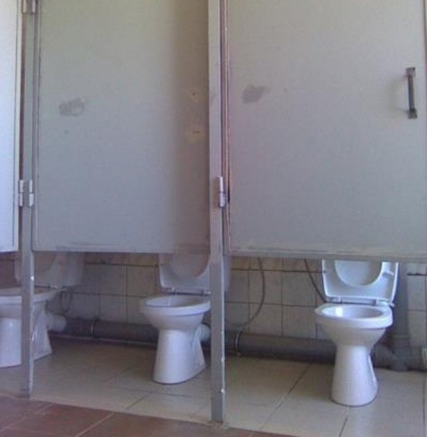 Nhà vệ sinh sáng tạo tới mức người ngoài có thể biết ngay bên trong có ai hay không.