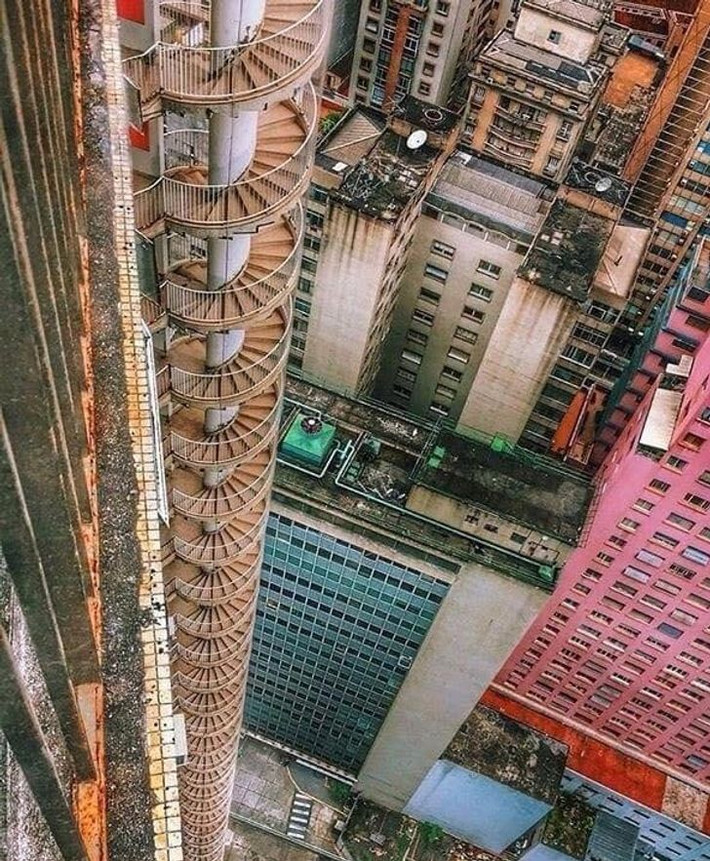 Mấy ai dám theo lối thoát hiểm khi xảy ra hỏa hoạn của một công trình cao tầng ở São Paulo, Brazil.