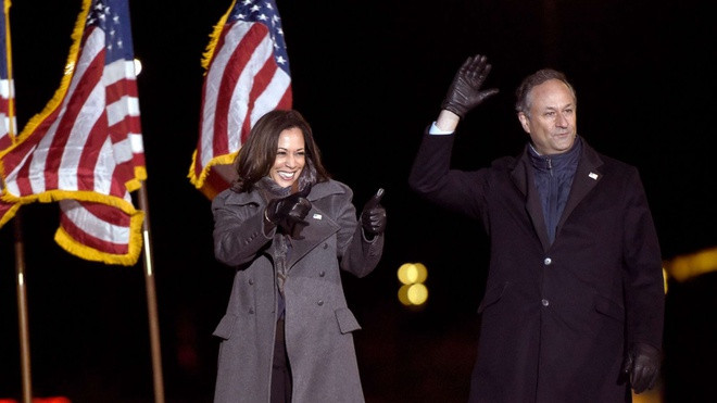 Cũng theo nguồn tin này, tài sản của hai vợ chồng bà Kamala Harris phần lớn đến từ nguồn thu nhập của chồng bà - ông Emhoff, cũng làm trong ngành pháp luật. Hồ sơ thuế năm 2014 cho thấy tổng thu nhập của vợ chồng nhà Harris vào năm đó là 1,3 triệu USD, gấp 10 lần so với thu nhập của bà Harris trong năm 2013. Ảnh: ABC.