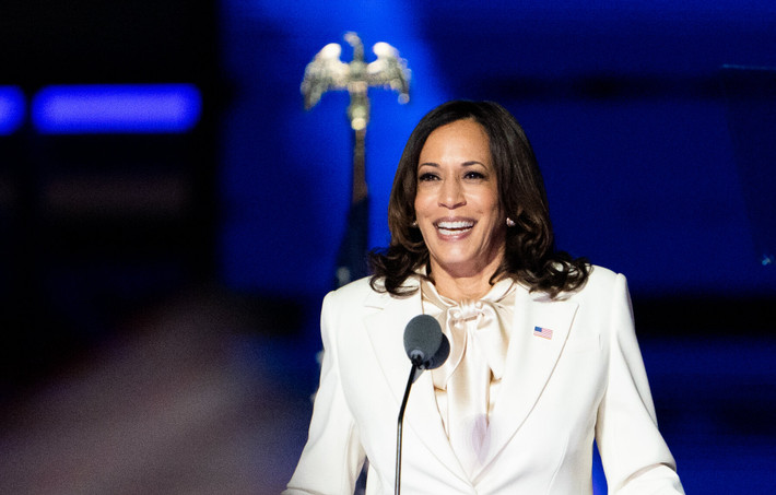 Bà Kamala Harris làm nên lịch sử khi sắp trở thành phụ nữ đầu tiên, người da màu đầu tiên và người gốc Á đầu tiên trở thành phó tổng thống Mỹ trong 231 năm qua. Ảnh: NYT.