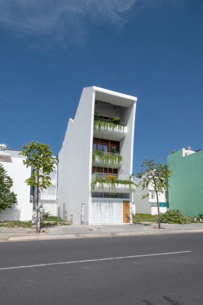 Tọa lạc tại đường số 4, khu đô thị Hà Quang 2 (thành phố Nha Trang), ngôi nhà thiết kế dành cho gia đình nằm trên mảnh đất có kích thước 5 x 22 m.