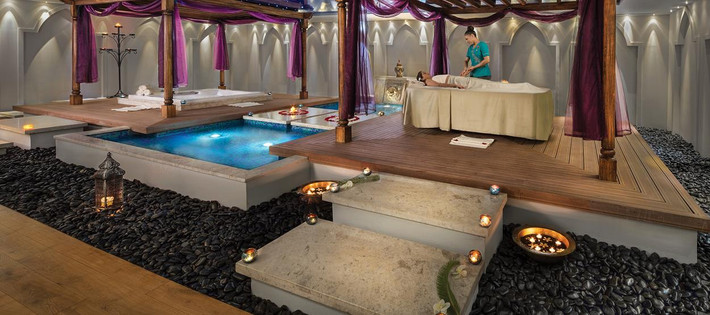 Liệu trình spa tại Talise Ottoman Spa trong khách sạn cao cấp Jumeirah Zabeel Saray Hotel sẽ cho khách đắp vàng toàn thân để phục hồi làn da. Ảnh: Getty Image