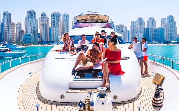 Giới siêu giàu ở Dubai sẵn sàng thuê một chiếc du thuyền đủ sức chứa 25 người theo giờ, với giá khoảng 130.000 USD để tổ chức tiệc tùng. Ảnh: Headout.
