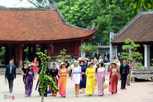 Đệ nhất phu nhân Mai Thị Hạnh tặng bà Biden và các thành viên phái đoàn Mỹ những chiếc nón lá truyền thống của phụ nữ Việt. Trước khi tới thăm đại học đầu tiên của Việt Nam, bà Biden hôm qua đã tham gia sự kiện tại Quỹ phòng chống thương vong châu Á và trao tặng mũ bảo hiểm cho các trẻ em Việt Nam. Bà cũng gặp các thành viên của Peace Trees (Cây Hòa Bình), tổ chức phi chính phủ của Mỹ được thành lập để trợ giúp người Việt Nam bị ảnh hưởng bởi chiến tranh. Chiều cùng ngày, bà Biden có cuộc hội kiến với Phó chủ tịch nước Nguyễn Thị Doan để bàn về các vấn đề phụ nữ và hệ thống giáo dục đại học của Việt Nam.