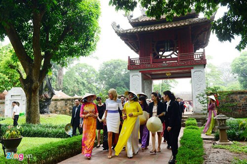 Chuyến thăm của bà Jill Biden diễn ra chỉ ít ngày sau cuộc gặp lịch sử giữa Tổng Bí thư Nguyễn Phú Trọng và Tổng thống Mỹ Barack Obama tại Nhà Trắng, cũng như buổi tiệc chiêu đãi dành cho đoàn Việt Nam của Phó tổng thống Joe Biden ở Washington. Hai nước cũng vừa kỷ niệm 20 năm ngày bình thường hóa quan hệ ngoại giao.