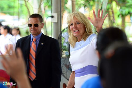 Bà Jill Biden vẫy chào thầy cô và các em học sinh tại Trung tâm Giáo dục Lao động số II, kết thúc chuyến thăm Hà Nội. Cuối ngày, bà sẽ thăm Thành phố Hồ Chí Minh và đến Lào sau khi rời Việt Nam.