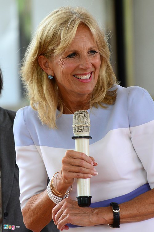Bà Jill Biden trò chuyện với các em nhỏ và nói rằng bà cũng là một giáo viên, hình ảnh các em nhỏ ở đây làm bà nhớ đến những người học sinh của mình. "Tôi mong các em ở đây học thật giỏi và cảm ơn các thầy cô và các em đã dành cho chúng tôi sự chào đón nồng nhiệt", bà Biden nói. Đệ nhị phu nhân Mỹ từng giảng dạy tiếng Anh trong các trường trung học và đại học. Bà có bằng tiến sĩ tại Đại học Delaware. Từ năm 2009, bà trở thành giáo sư về tiếng Anh tại Đại học Cộng đồng Bắc Virginia.