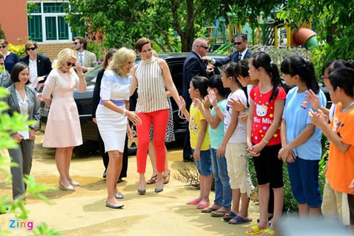 Sau đó, phu nhân của phó tổng thống Mỹ đến thăm Trung tâm Chăm sóc Trẻ em, Trung tâm Giáo dục Lao động Xã hội số II tại Yên Bài, Ba Vì, Hà Nội.