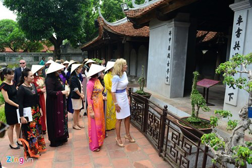 Phu nhân của phó tổng thống Mỹ thăm quan nhà bia trước cổng Khuê Văn Các.