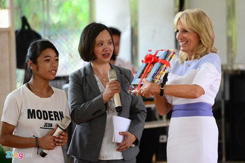 Bà Biden giơ cao món quà do đại diện học sinh của trung tâm trao tặng. Em học sinh cho biết món quà do các em tự tay làm trong dịp nghỉ hè và gửi tặng đệ nhị phu nhân của nước Mỹ với những tình cảm trân trọng nhất.