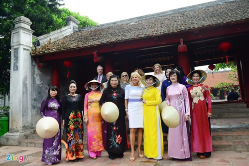 Bà Mai Thị Hạnh và Phó chủ tịch Quốc hội Tòng Thị Phóng chụp ảnh cùng bà Biden và các nữ quan chức tháp tùng trong chuyến công du.