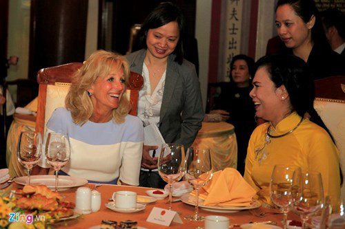 Bà Mai Thị Hạnh (áo vàng) đón tiếp bà Jill Biden trong khuôn viên khu di tích. Hai vị phu nhân trò chuyện trong gần một giờ về nhiều chủ đề văn hóa, lịch sử và trao đổi về những tiến bộ trong quan hệ Việt - Mỹ kể từ khi hai nước thiết lập quan hệ ngoại giao, cũng như các lĩnh vực tiềm năng mở rộng quan hệ như vấn đề phụ nữ và giáo dục.