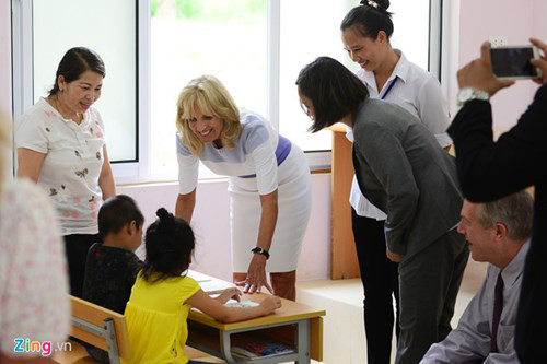 Bà ân cần hỏi thăm hỏi các em bé đang được chăm sóc và học tập tại đây.