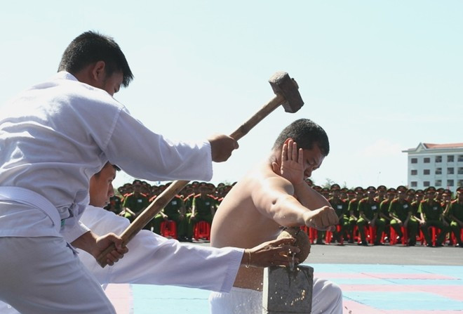 Đại tá Cao Đăng Nuôi, Hiệu trưởng nhà trường cho biết các học viên tại đây đặc biệt thích các môn võ. Giáo viên dạy võ của trường đều có chuyên môn cao, thường xuyên được cử đi đào tạo, tập huấn để nâng cao trình độ.