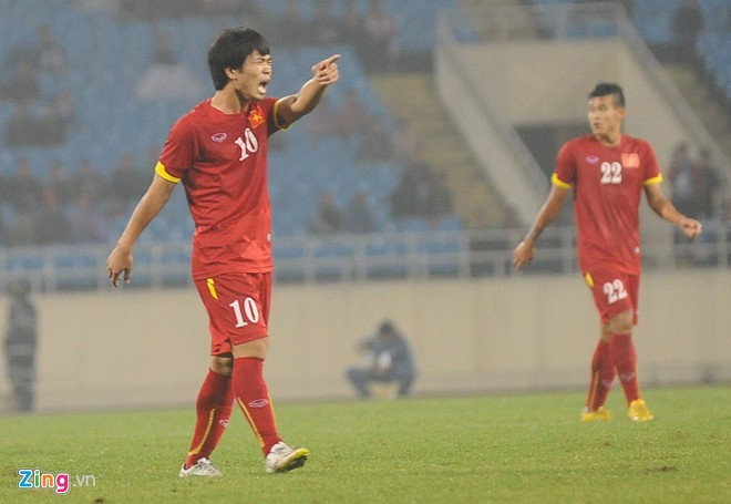 Dù đội nhà đang dẫn trước với tỷ số 1-0, việc các đồng đội không chịu chơi áp sát để phòng ngự từ xa đã khiến Công Phượng tức giận, phải hò hét ở những phút cuối trận.