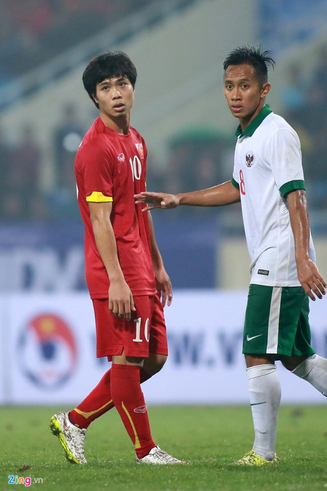 U23 Indonesia cắt cử một hậu vệ bám sát chân sút số 10 của đội chủ nhà.