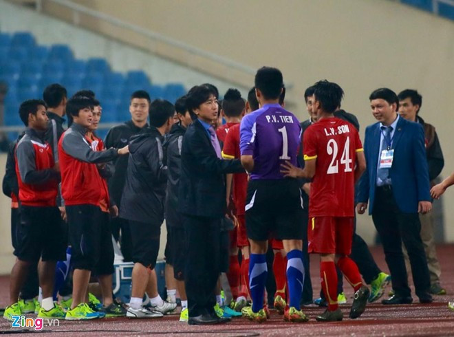 HLV Miura đứng ngồi không yên trong suốt 90 phút, tuy nhiên chiến thắng chung cuộc 1-0 trước U23 Indonesia đã phần nào giải tỏa áp lực của HLV người Nhật Bản.