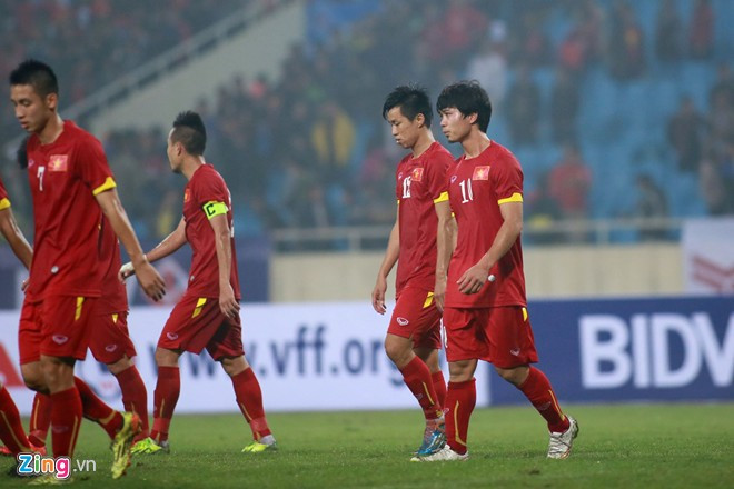 Kết thúc trận đấu, cầu thủ U23 Việt Nam chạy tới khán đài cảm ơn sự cổ vũ của khán giả. Công Phượng nhận được lời khen từ HLV U23 Indonesia sau trận đấu.