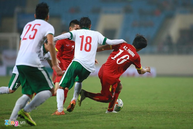 Ở trận đấu giao hữu quốc tế gặp đối thủ nhiều duyện nợ U23 Indonesia, Công Phượng vào sân từ hiệp 2 và được chơi ở vị trí tiền đạo lùi sở trường.