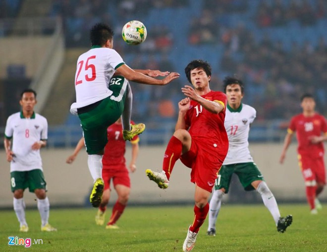 Hàng phòng ngự Indonesia không ít lần buộc phải phạm lỗi với Công Phượng.