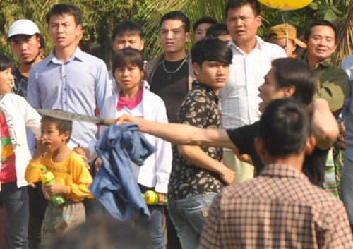 Tại lễ hội “Đả cầu cướp phết” ở sân đình Đông Lai (Bàn Giản, Lập Thạch, Vĩnh Phúc) hôm mùng 7 tháng Giêng (tức 25/2), một số thanh niên đã cầm dao “truy sát” tại sân đình khi nghi thức tế lễ đang diễn ra. Cụ thể, trong lúc lễ tế đang diễn ra, một thanh niên cầm theo dao bầu chạy vào đám đông để la hét đe dọa, rượt đuổi các đối tượng khác khiến nhiều người có mặt tại lễ hội vông cùng hốt hoảng, lo sợ.