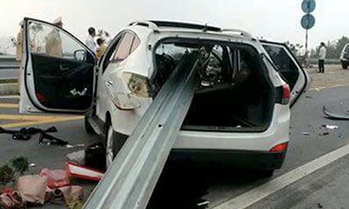 4. Tai nạn kinh hoàng trên cao tốc Nội Bài - Lào Cai, 3 người thương vong. Vụ tai nạn trên xảy ra vào khoảng 5h ngày 27/2. Chiếc Hyundai chạy trên cao tốc Nội Bài - Lào Cai theo hướng về Hà Nội, khi đến km181 qua huyện Văn Yên, Yên Bái đã đâm vào dải phân cách. Chiếc ô tô bị lan can dải phân cách đâm xuyên thẳng từ ghế phụ ra sau. Chiếc xe tiếp tục văng xa, kéo theo thanh sắt dài gần chục mét chắn ngang đường, đầu xe vỡ nát.