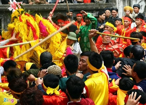 2. Hỗn chiến, tranh cướp tại các lễ hội đầu năm. Nhiều lễ hội truyền thống linh thiêng của Việt Nam đầu xuân năm nay đã xảy ra tình trạng đánh nhau, chửi bới, dẫm đạp lên nhau. Gây bức xúc nhất trong dư luận phải kể đến cảnh hỗn chiến tại lễ hội đền Gióng (Sóc Sơn - Hà Nội) hôm mùng 6 tháng Giêng (tức ngày 24/2). Khi kiệu hoa tre vừa rước vào đến đền Thượng, cuộc cướp hoa tre đã trở thành 1 cuộc hỗn chiến khi nhiều người cầm cả gậy để vụt tới tấp vào đội bảo vệ kiệu. Những người khênh và bảo vệ kiệu không còn cách nào khác cũng phải đuổi theo đánh trả những thanh niên thiếu văn hóa.