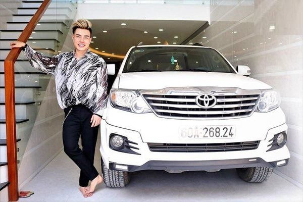 Lê Dương Bảo Lâm dùng tầng trệt làm gara để 2 chiếc xe ôtô của mình và vợ. Ảnh: Doanh nghiệp & Tiếp thị.