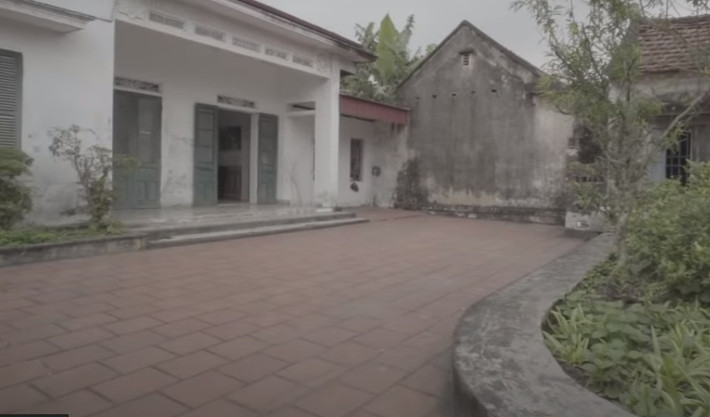 Không gian bên ngoài giống như bao ngôi nhà khác ở làng quê Việt Nam. Ảnh: Vlog Minh Hải