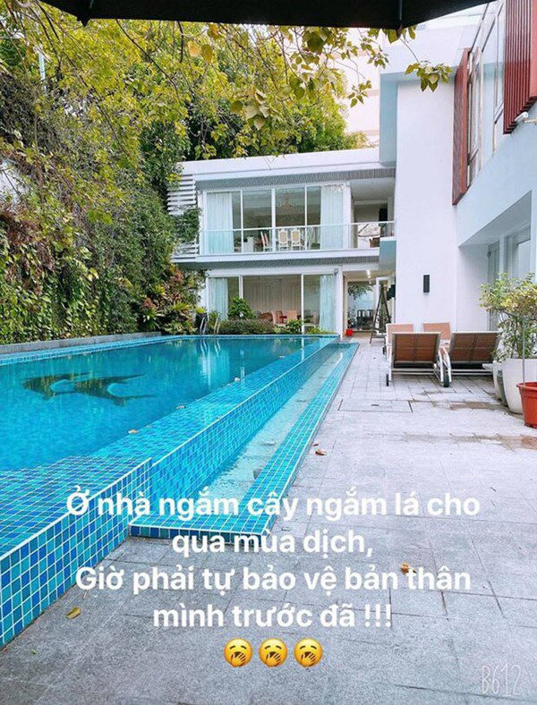 Trước đó, Phan Thành sống cùng bố mẹ trong căn biệt thự hoành tráng có hồ bơi lớn, sân vườn xanh mướt ở quận 3 (TP HCM). Nguồn ảnh: FBNV, Instagram, Youtube