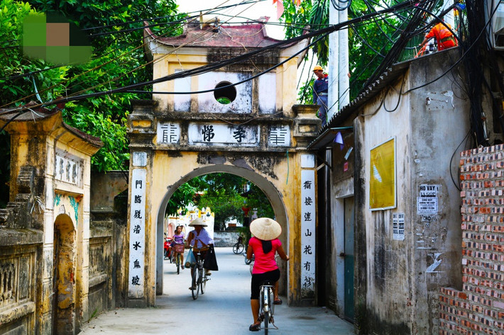 Một cổng ngõ cổ kính ở làng Cự Đà. Ảnh: VOV