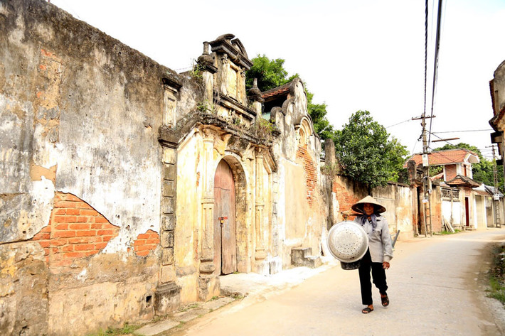 Nhiều căn nhà với vòm cuốn, mái đổ, gỗ lim đã mục, những mảng ố màu rêu phong bị quên lãng. Ảnh: Hà nội mới.