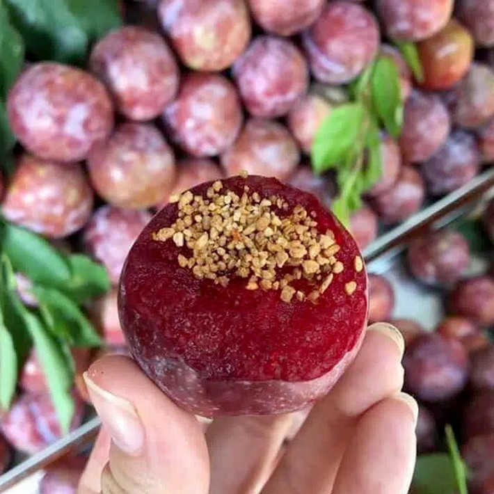 Màu đỏ xanh hòa quyện hài hòa trên vỏ mỏng, tạo ra nét đặc trưng dễ nhận biết. Ảnh: Facebook