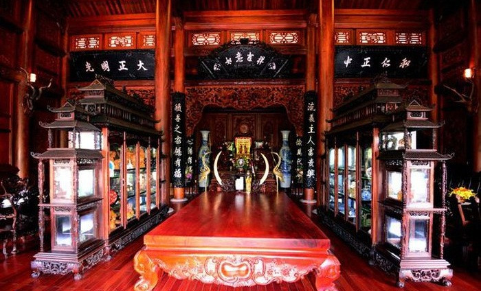 Nội thất biệt thự đều làm từ gỗ quý và trạm trổ tinh xảo. Ảnh: Zing.