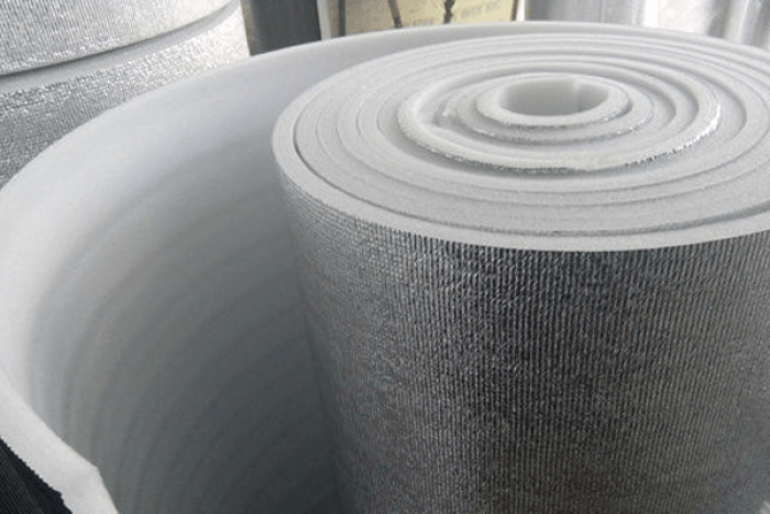Trên thị trường có nhiều loại vật liệu cách nhiệt dễ sử dụng như túi khí cách nhiệt, sơn cách nhiệt, bông thủy tinh cách nhiệt, ốp thạch cao, phim cách nhiệt, xốp cách nhiệt....