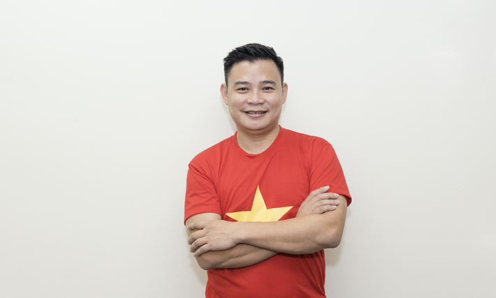 Khi là sinh viên, ngoài giờ học trên giảng đường, Hùng Đinh còn đi buôn máy tính lẫn điện thoại. Nhờ vậy, anh có thể sống tự lập mà không cần sự chu cấp của gia đình. Ảnh: Nhadautu