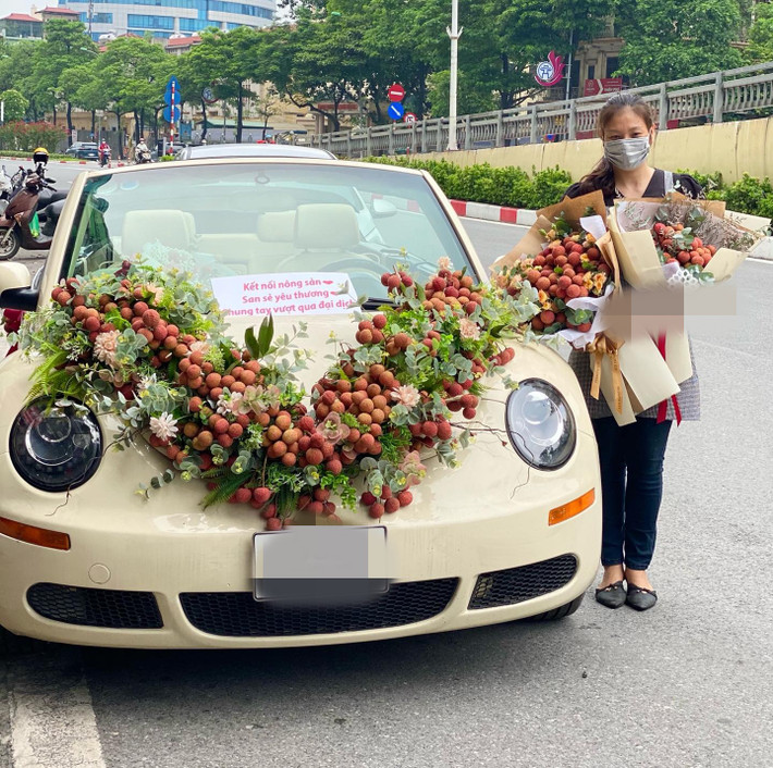 Mới đây, mạng xã hội xuất hiện hình ảnh chiếc ô tô trang trí bằng nhưng bó hoa vải thiều Bắc Giang vô cùng lạ mắt. Ảnh: Lux Flowers.