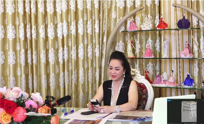 Trước những câu hỏi của cư dân mạng về bộ trang sức đáng giá bằng cả một "gia tài", bà Phương Hằng tiết lộ vừa mới tự thưởng cho mình hột xoàn mua trả góp.