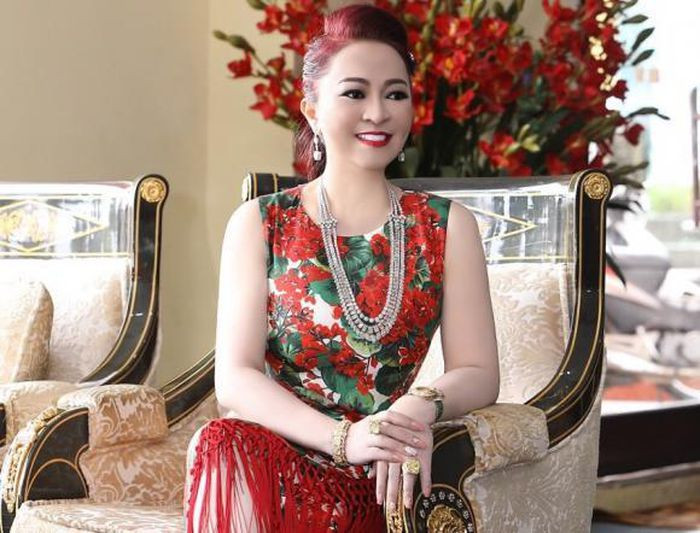 Nữ đại gia cũng khẳng định: "Tôi chắc chắn về độ chơi kim cương sát thương không ai chơi lại tôi, tôi chơi những món hiếm có, không thể tưởng tượng được, có tiền cũng chưa chắc mua được".