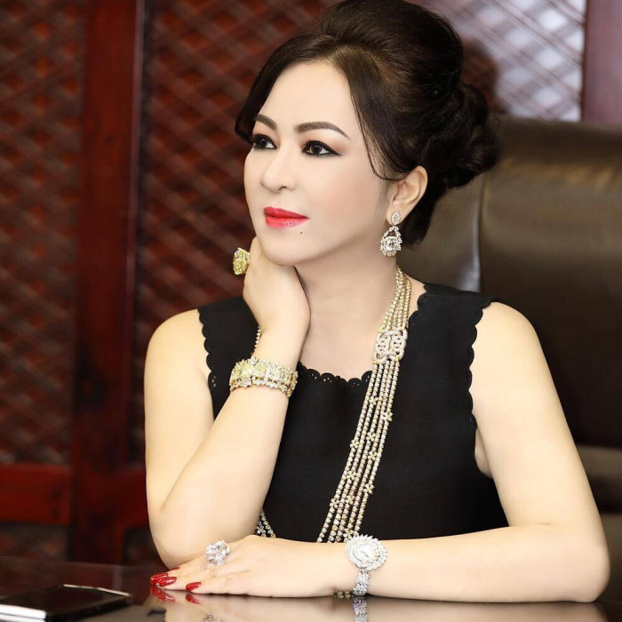 Mỗi lần xuất hiện, bà Phương Hằng lại đeo một mẫu kim cương khác nhau với các kích thước từ nhỏ đến to. Nguồn ảnh: FBNV,