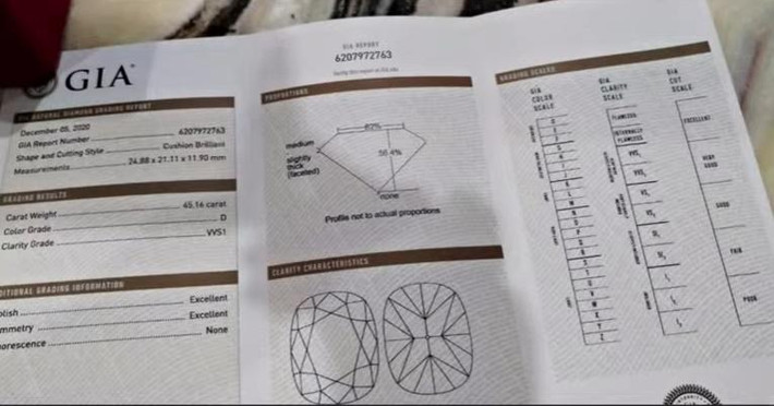 Đại gia Phương Hằng còn giấy chứng nhận kiểm định viên kim cương mới mua.