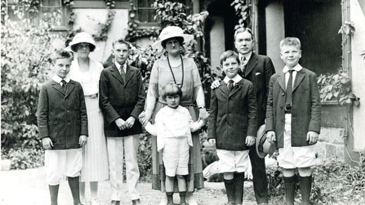 Giá trị gia đình chính là thứ giúp gia tộc giàu có Rockefeller luôn đoàn kết, mà cụ thể ở đây là việc làm từ thiện. Họ thành lập rất nhiều quỹ khác nhau, bao gồm Rockefeller Foundation, Rockefeller Brothers Fund và David Rockefeller Fund với tổng giá trị tài trợ lên đến hơn 5 tỷ USD. Nguồn ảnh: Getty Image